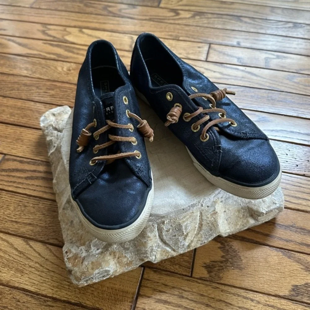Women’s Sperry navy blue shimmery shoes! Size 7.5